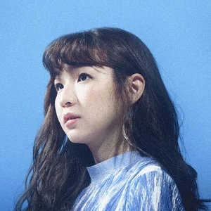 歌手何佩的图片