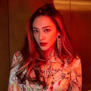 歌手应采儿的图片