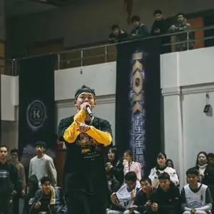歌手周越Zyue的图片