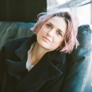 歌手Emily Armstrong的图片