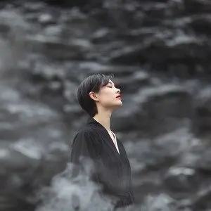 伴奏值得(深情版)【经典引唱细节合声铺垫超清鼓力高音质】的封面