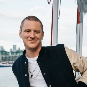 歌手Thomas McFarland的图片