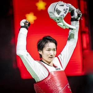 歌手吴静钰的图片