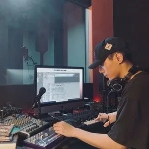 歌手4Hunnid的图片
