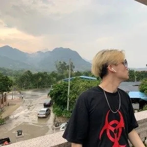 歌手鸟森的图片