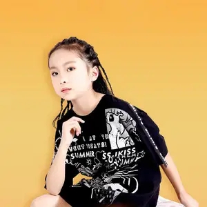 歌手尹梓懿的图片