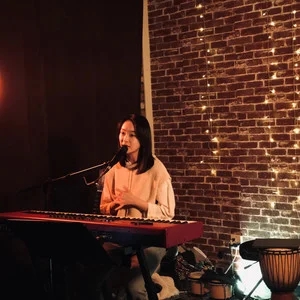 歌手little sky的图片