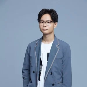 歌手鞠起的图片