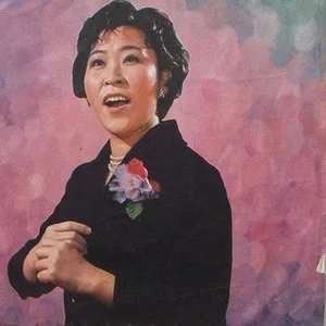 歌手靳小才的图片