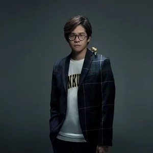 歌手黄少雍的图片