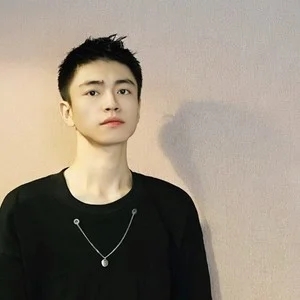 歌手瞿子千的图片