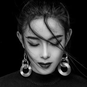 歌手李姿逸RizRea的图片