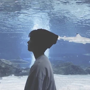 歌手尹露浠的图片