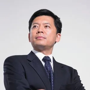 歌手何政军的图片
