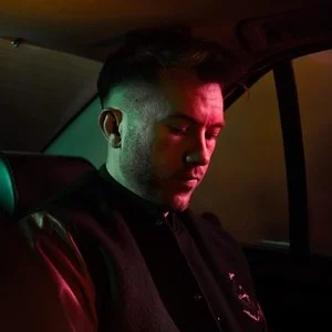 歌手Lewis Thompson的图片