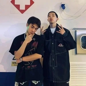歌手李世纪的图片