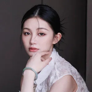 歌手陈镜依的图片