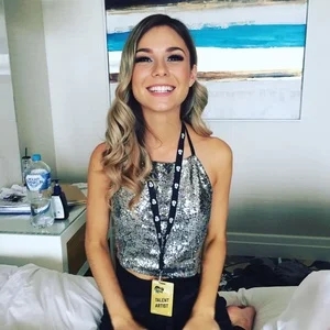 歌手Caitlyn Shadbolt的图片