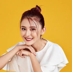 歌手热依扎的图片