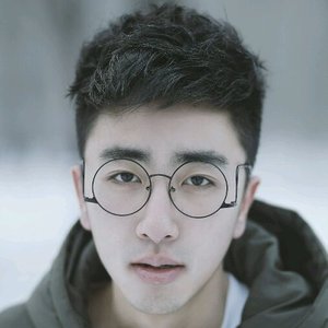 伴奏他的封面