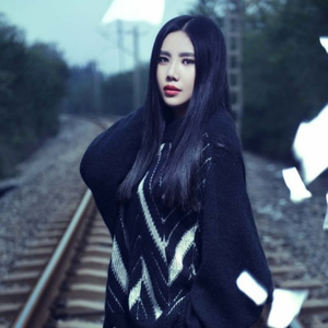 伴奏耶利亚女郎的封面